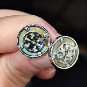 Studs Mother-of-pearl logo